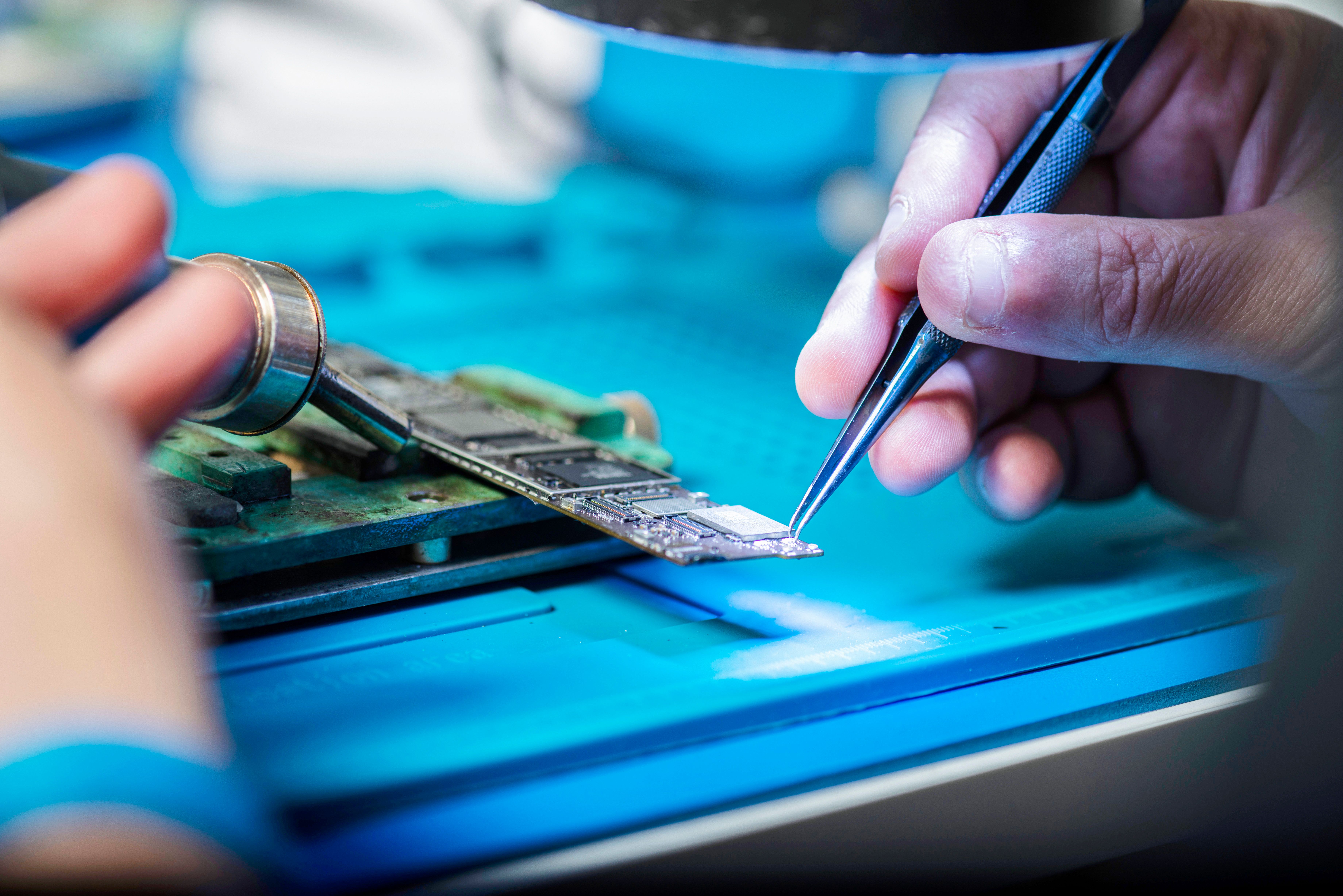Screen repair service