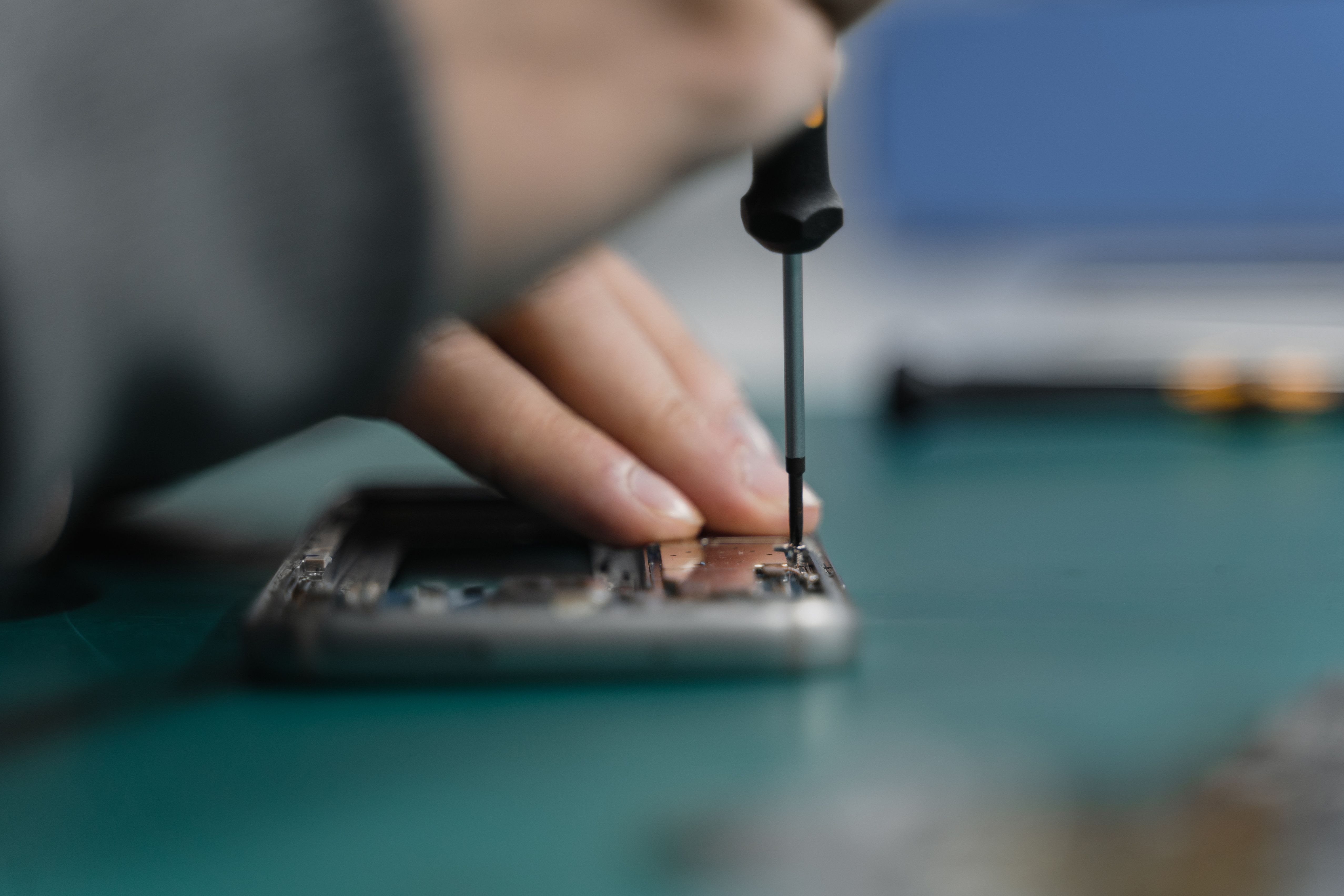 Professional mobile device screen repair service